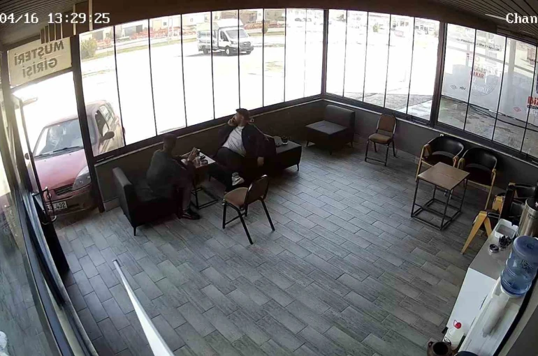 Kimse ne yaptığını anlamadı: Etrafında aracıya etrafında dönen sürücü iş yerine çarptı 