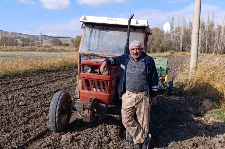 Kıraç toprağı eken çiftçi yağmur için dua ediyor 