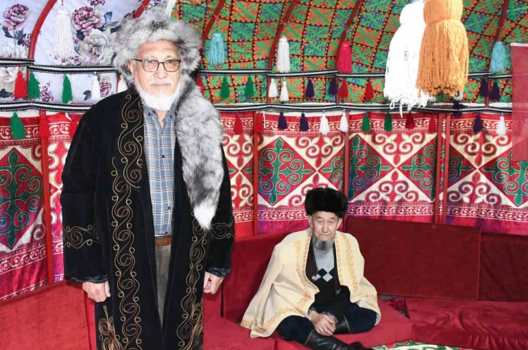 Kırgız aksakallıları otağ çadırında geçmişi yâd ediyor 
