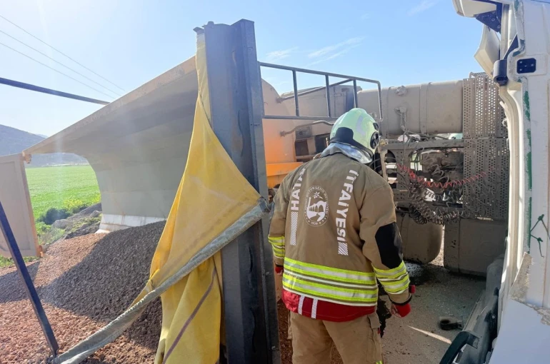 Kırıkhan’da devrilen hafriyat kamyonunun sürücüsü yaralandı 