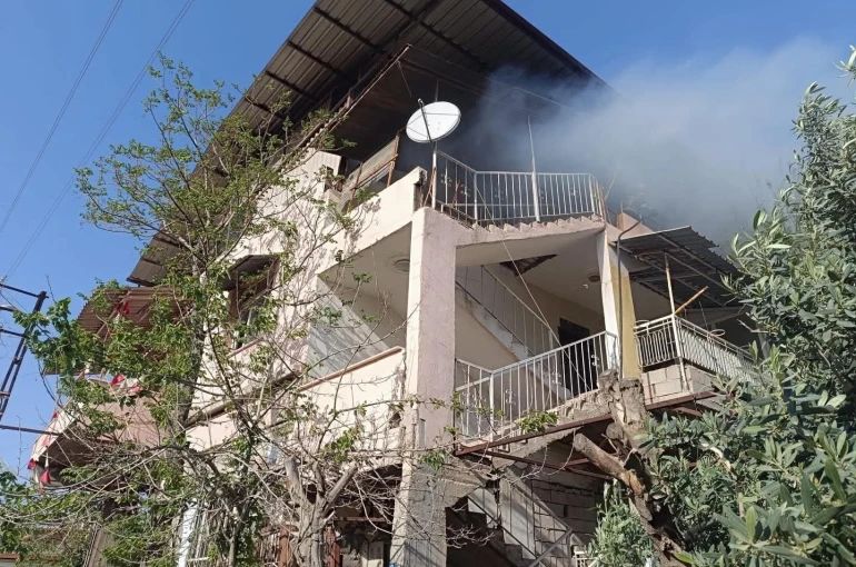 Kırıkhan’da evin terası alevlere teslim oldu 