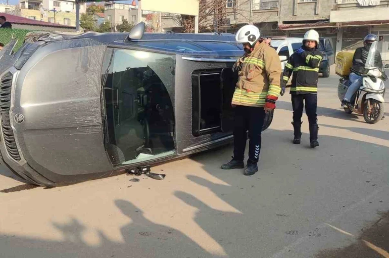 Kırıkhan’da otomobil yan yattı: 2 yaralı 