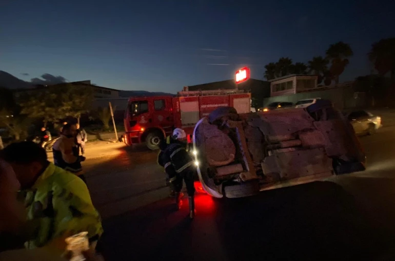 Kırıkhan’da yan yatan otomobilin sürücüsü yaralandı 