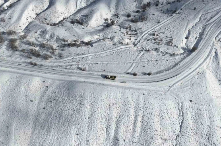 Kırıkkale’de karla kaplanan köy yolları yeniden ulaşıma açıldı 