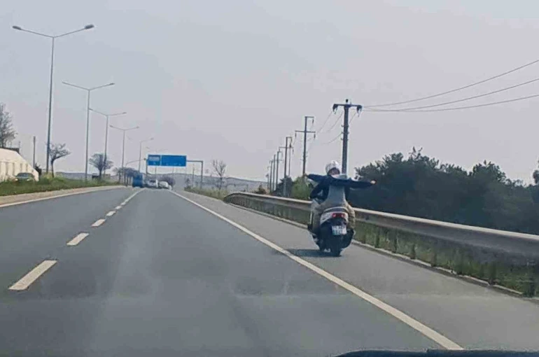 Kırıkkale’de motosiklette kasksız çocuğun tehlikeli yolculuğu kamerada 