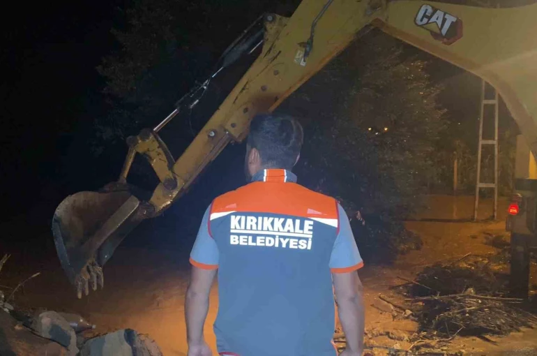Kırıkkale’yi sağanak vurdu: Dereler taştı, ekipler anında müdahale etti 