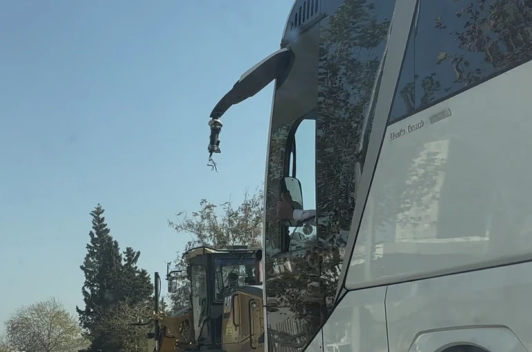 Kırılan aynayı eliyle tutup yolculuğa devam etti 