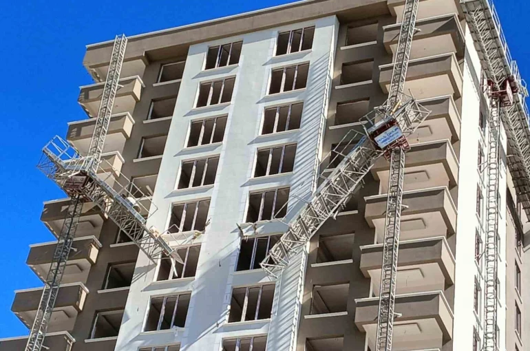 Kırılan yük asansöründen düşerek hayatını kaybeden inşaat işçisi son yolculuğuna uğurlandı 