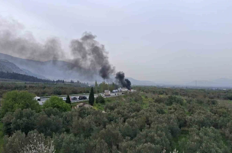 Kırkağaç’ta otomobil önce bariyerlere çarptı sonra alev alev yandı 