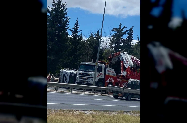 Kırklareli girişinde tır devrildi
