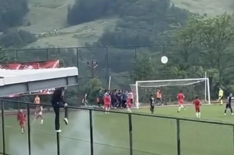 Kırklareli’nde amatör maçta futbolcular birbirine girdi