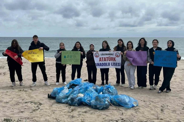 Kırklareli’nde çevreci öğrenciler sahilde temizlik yaptı 