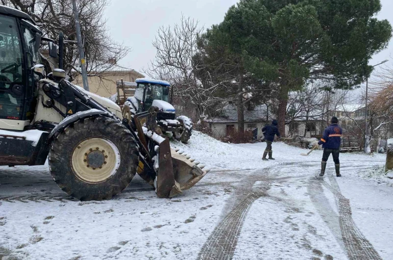Kırklareli’nde kar yağışı hayatı olumsuz etkilemeye devam ediyor 