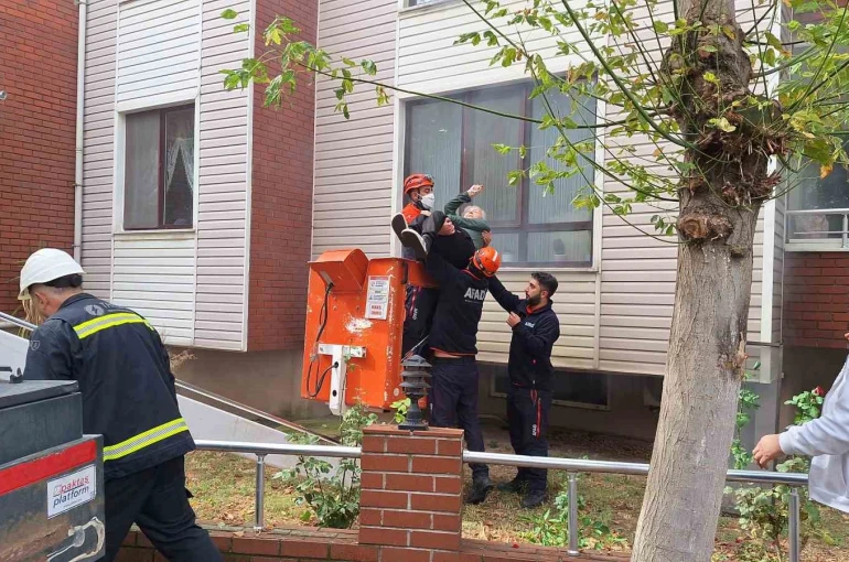 Kırklareli’nde korkutan yangın: Mahsur kalanlar merdivenli araçla kurtarıldı 