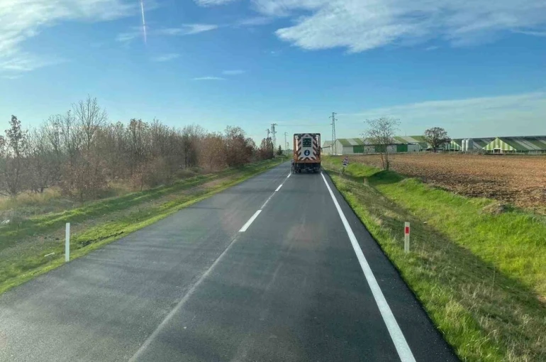 Kırklareli’nde köy yolları sıcak asfaltla yenileniyor 