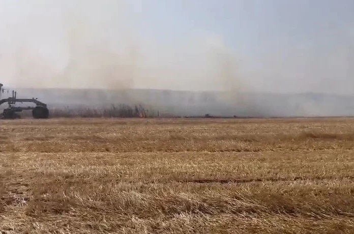 Kırklareli’nde yerleşim alanlarına sıçrayan anız yangınında bir bağ evi yandı