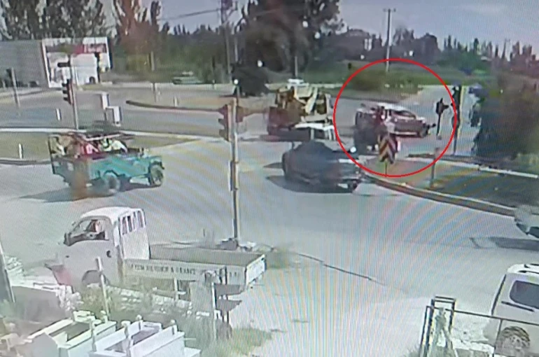 Kırmızı ışık ihlali ile gelen kaza ucuz atlatıldı