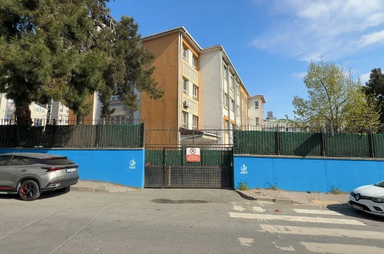 Kırmızı ışık ihlali yapan İETT otobüsü çocuğu altına aldı: O anlar kamerada 