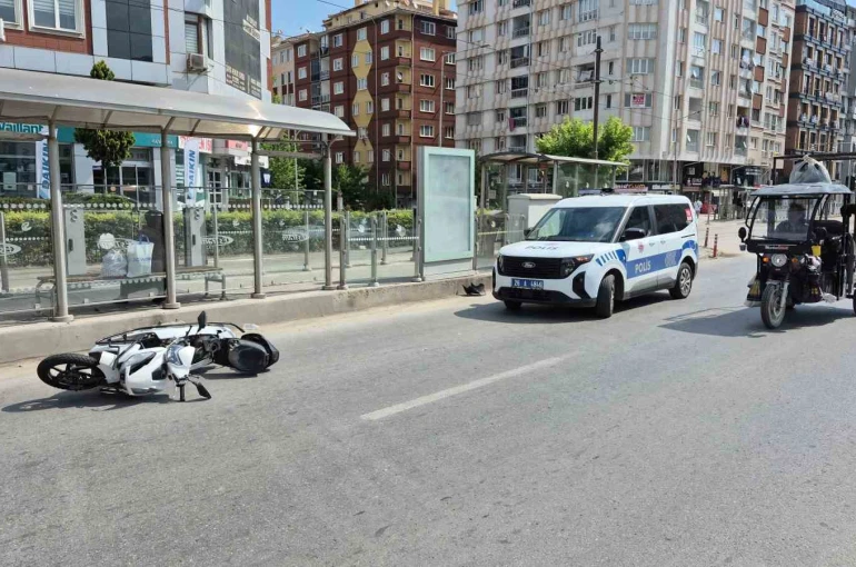 Kırmızı ışık ihlali yapan motosiklet yayaya çarptı: 2 yaralı 