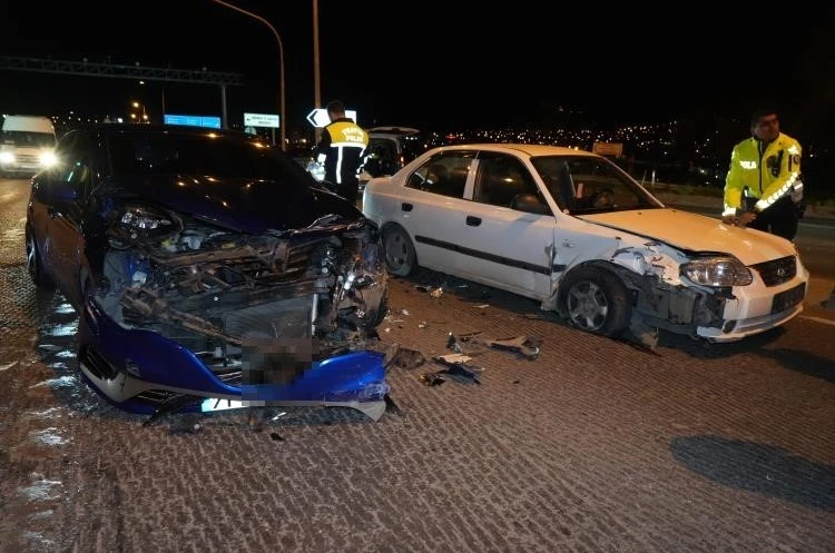 Kırmızı ışık ihlali yapan sürücü otomobile çarptı: 1 yaralı 