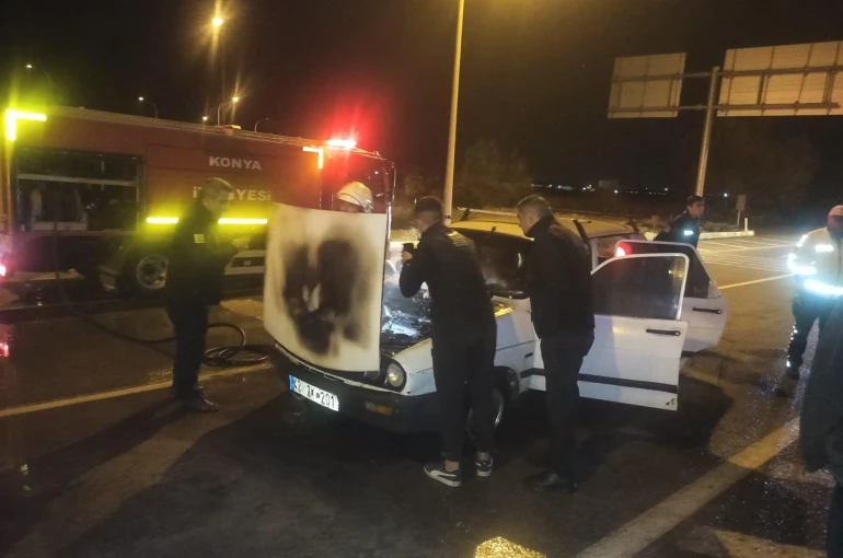 Kırmızı ışıkta bekleyen otomobilde yangın çıktı