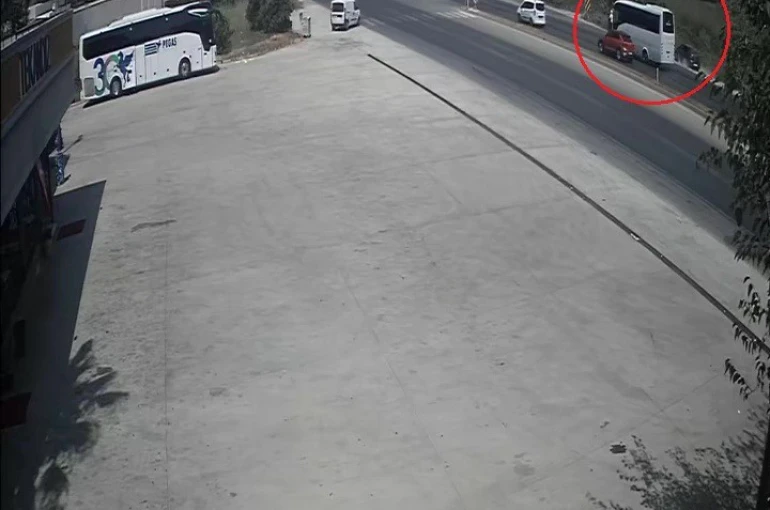 Kırmızı ışıkta duran araçlara çarpmamak için otomobilini şarampole sürdü 