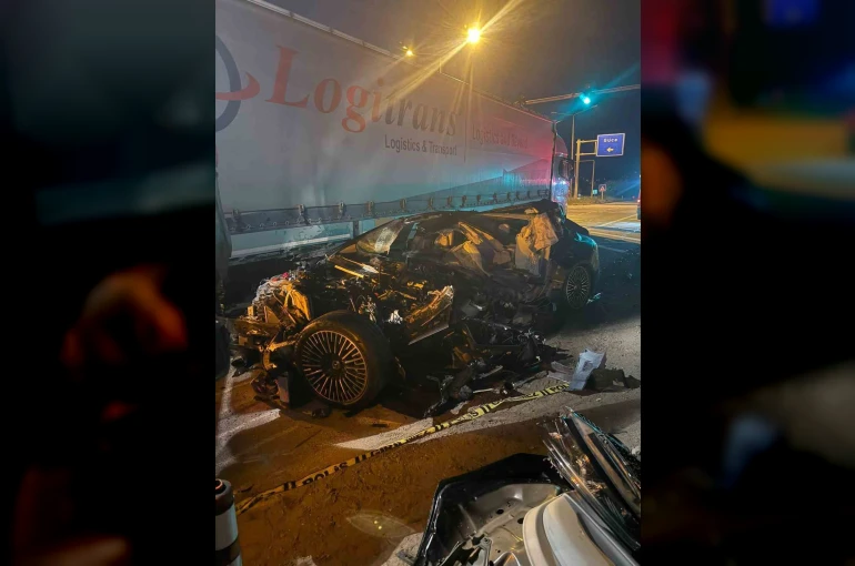 Kırmızı ışıkta duran çekiciye, arkadan hızla çarpan otomobil sürücüsü hayatını kaybetti 