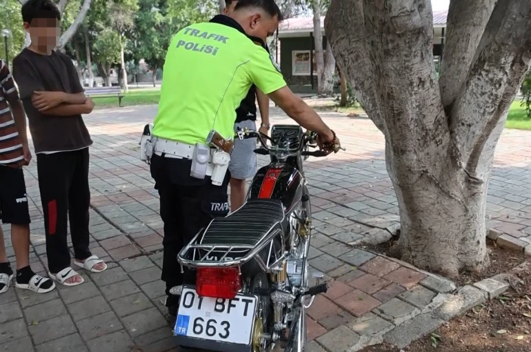 Kırmızı ışıkta geçen ehliyetsiz motosiklet sürücüsüne 85 bin TL para cezası