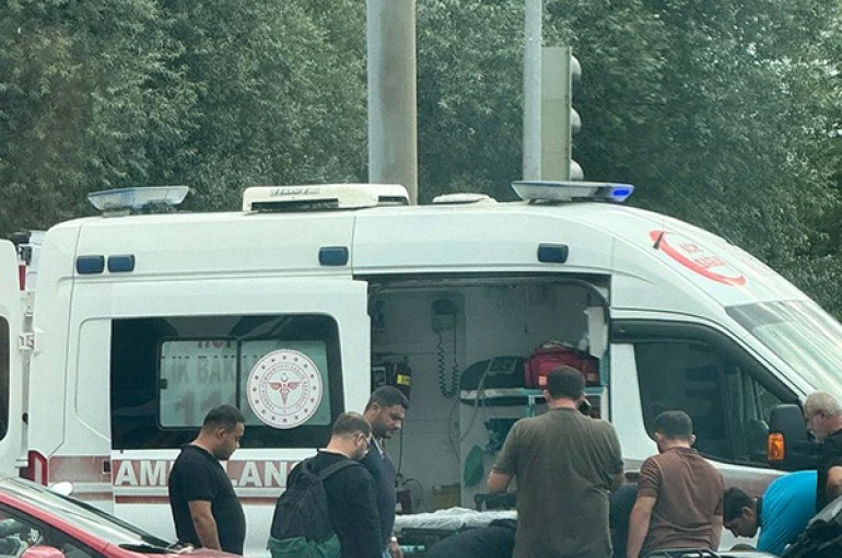 Kırmızı ışıkta geçtiği ileri sürülen motosiklet başka bir motosikletle çarpıştı: 1 yaralı 