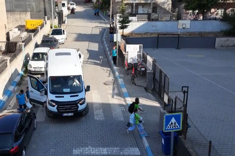 Kırsal mahallelerin öğrencileri servisle tanıştı