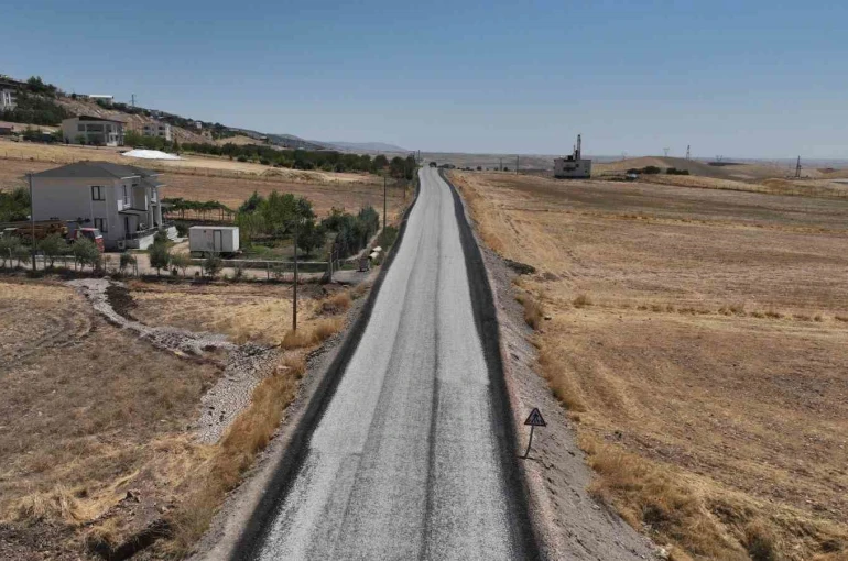 Kırsal yollarda sathi kaplama çalışmaları sürüyor