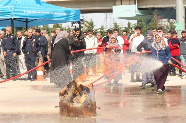 Kırsalda yangına ilk müdahale kadınlardan 