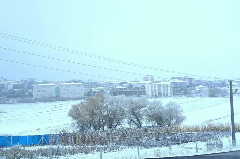 Kırşehir'de yüksek kesimler beyaza büründü