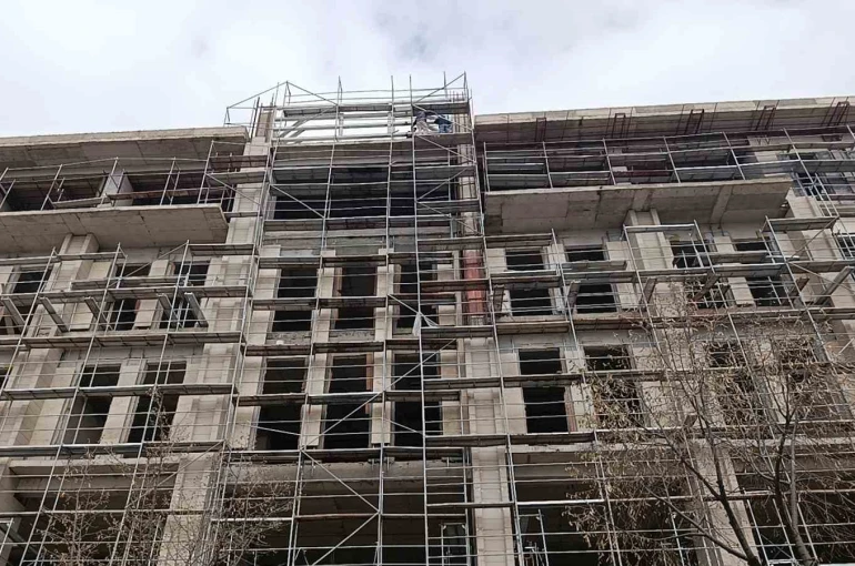 Kırşehir’de 3 işçi maaşlarını alamadıkları iddiasıyla inşaata çıktı 