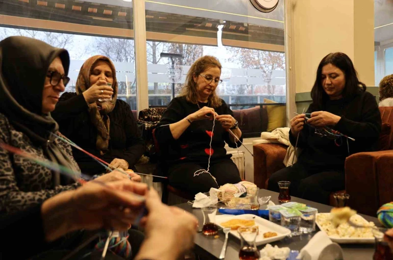 Kırşehir’de kadınlardan ihtiyaç sahibi çocuklara karne hediyesi 