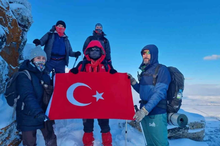 Kırşehirli dağcılar, Gönül Dağı’nda İstiklal Marşı okudu 