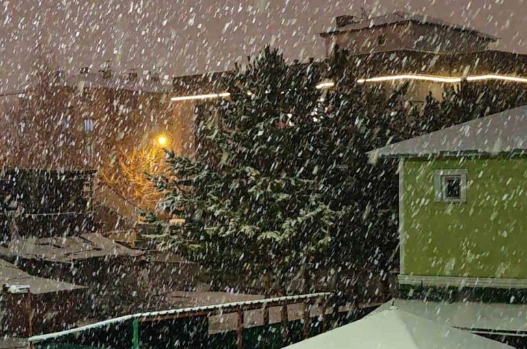 Kış geri geldi: Aşkale’de kar yağışı hayatı olumsuz etkiliyor 