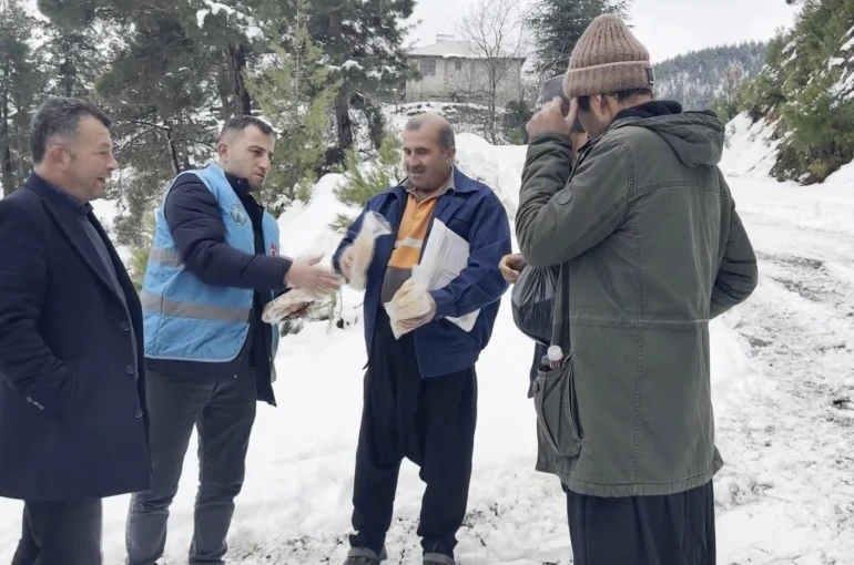 Kış günü belediye ekiplerinden ikram 