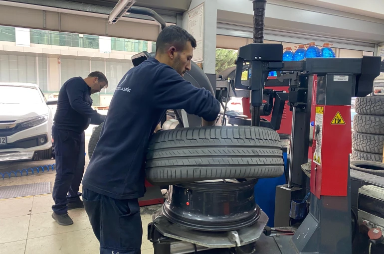 Kış lastiği zorunluluğu 15 Kasım'da başlıyor: Sürücüler lastik takmak için kar yağmasını beklememeli