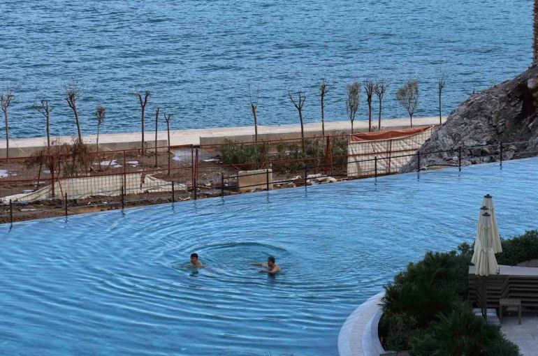 Kış ortasında havuz keyfi 