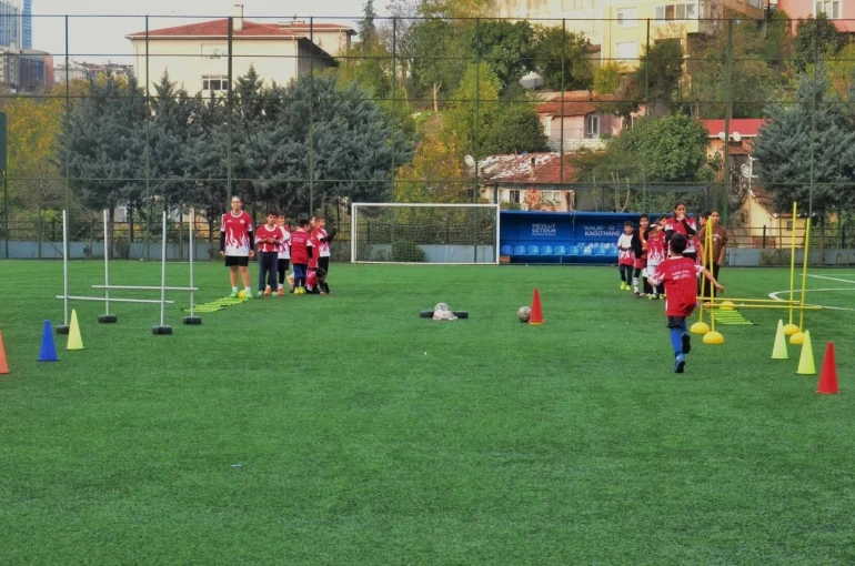 Kış spor okullarında futbol antrenmanları tüm hızıyla sürüyor 