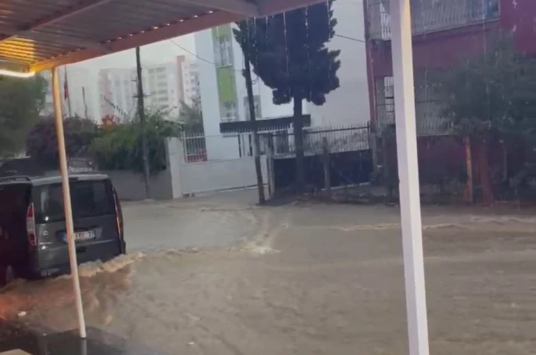 Kısa süreli yağmur yolları nehre çevirdi 