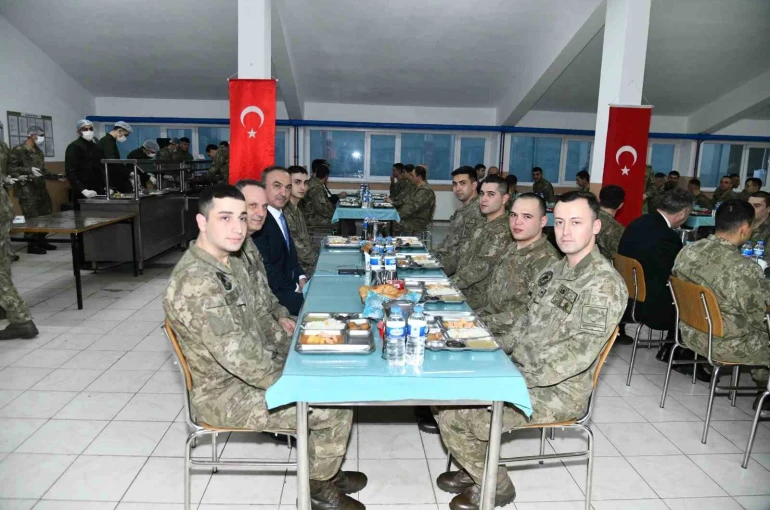 Kışlada askerlerle oruç açtılar 