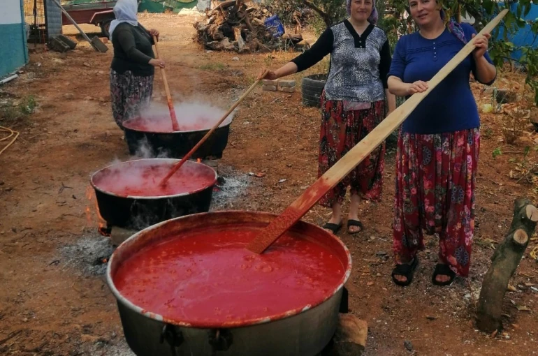 Kışlık salçalar kaynamaya başladı 
