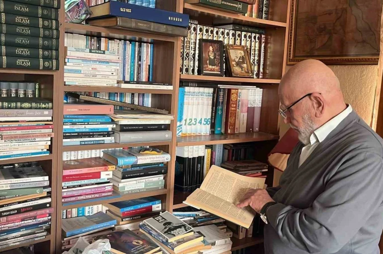 Kitap aşkı çocuklukta başladı, 11 bin kitaba ulaştı 