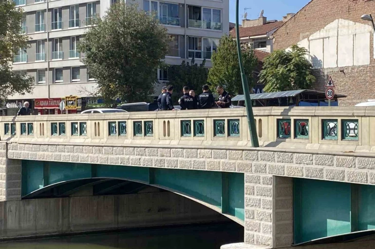 Kız arkadaşı gelince intihardan vazgeçti 