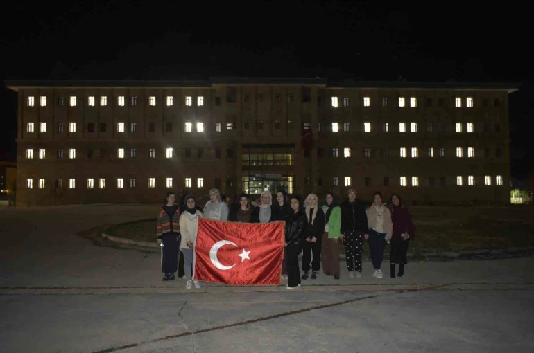 Kız öğrencilerinden ışıklı 102. yıl koreografisi 