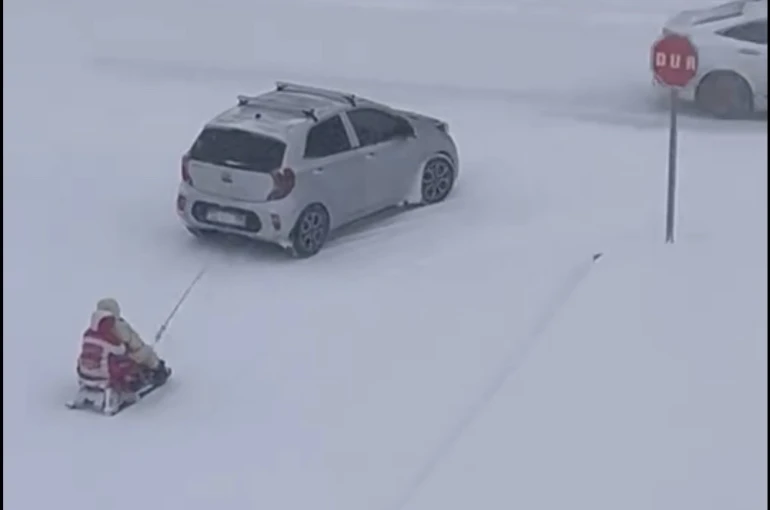 Kızağı araca bağlayıp çektiler, tehlikeli eğlence kameraya yansıdı 