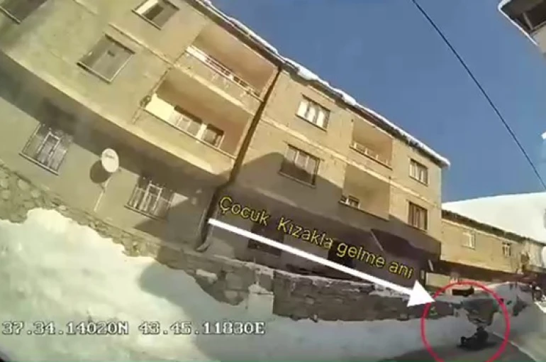 Kızakla kayarken otobüsün altına giren çocuk hayatını kaybetti 