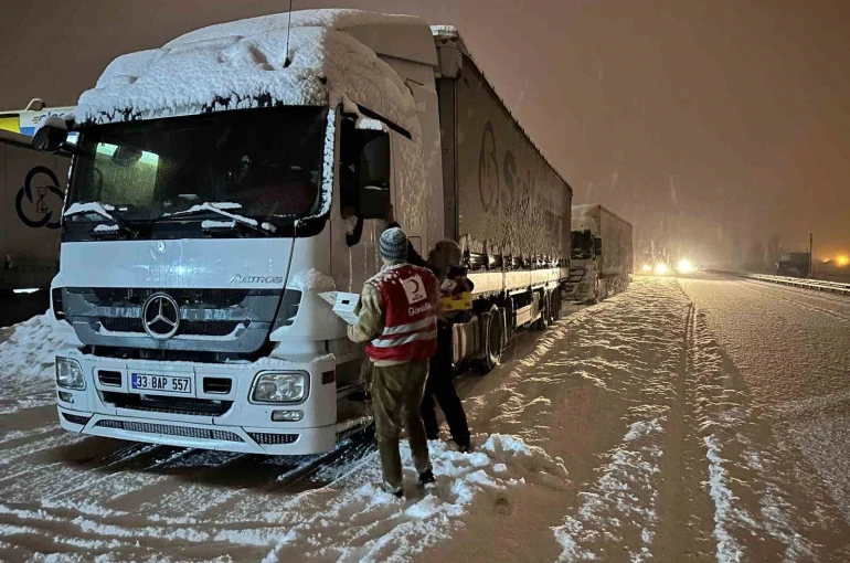 Kızılay’dan Tendürek Geçidi’nde sürücülere sıcak destek 